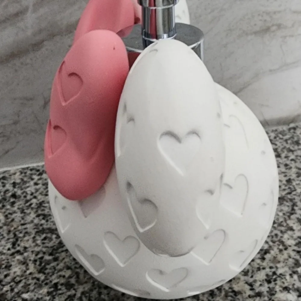 NWT Disney Minnie Mouse White Pink Rhinestone Pump Dispenser